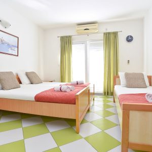 Studio Apartment with 3 Beds – No.10