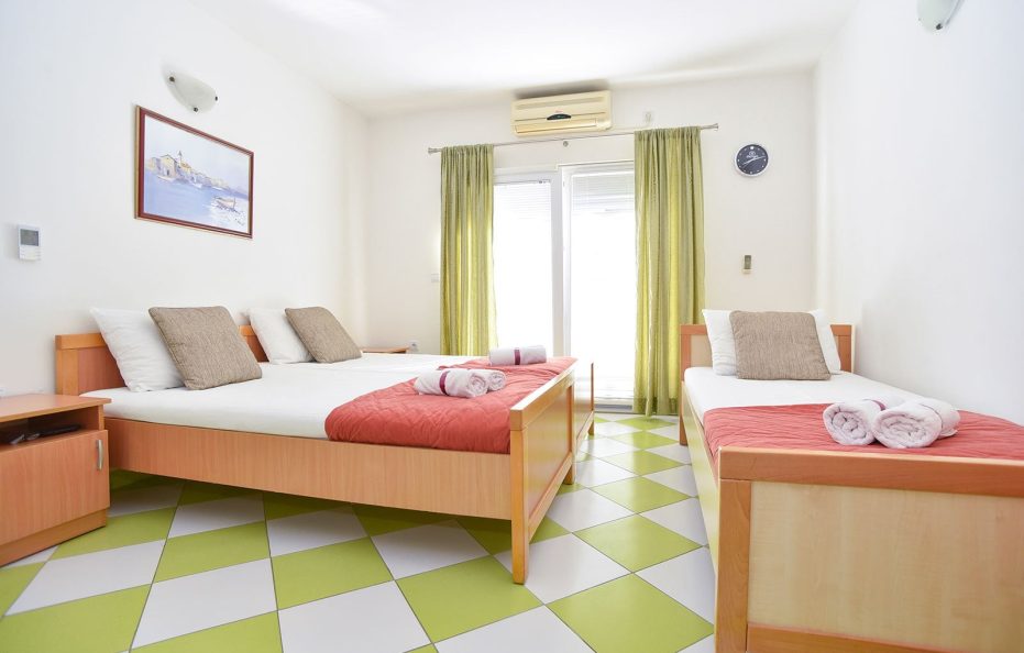 Studio Apartment with 3 Beds – No.10