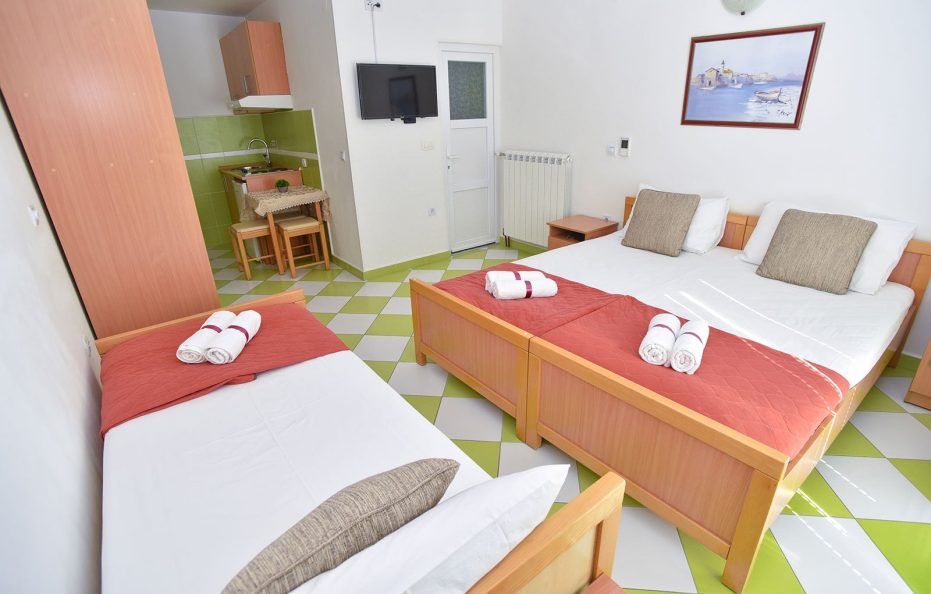 Studio Apartment with 3 Beds – No.10