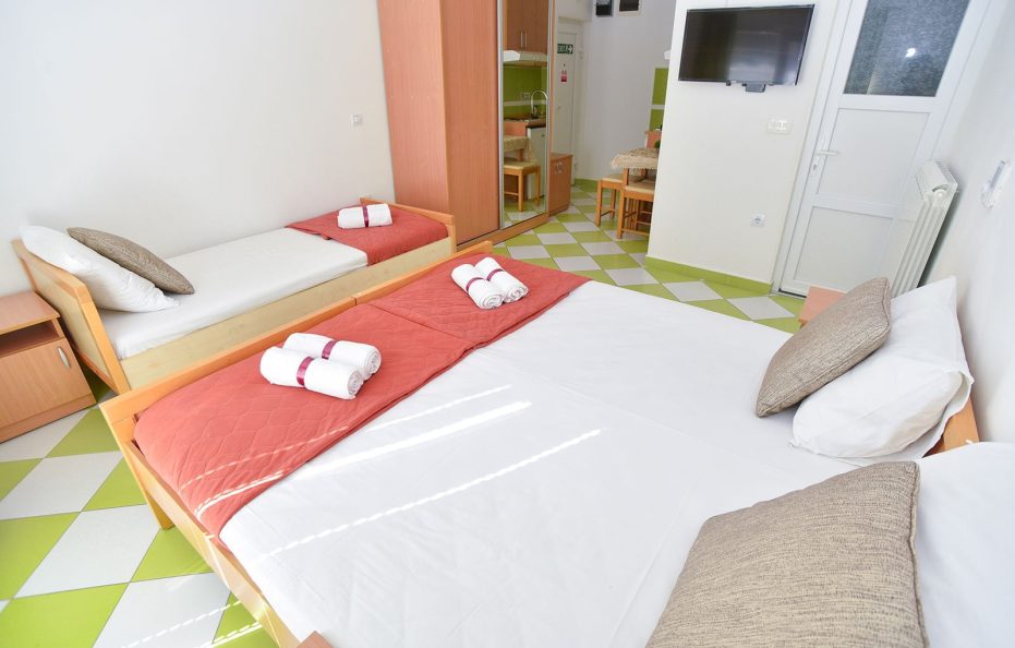 Studio Apartment with 3 Beds – No.10