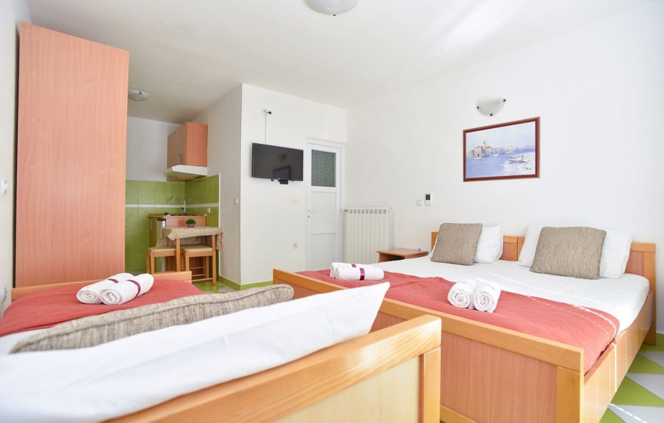 Studio Apartment with 3 Beds – No.10