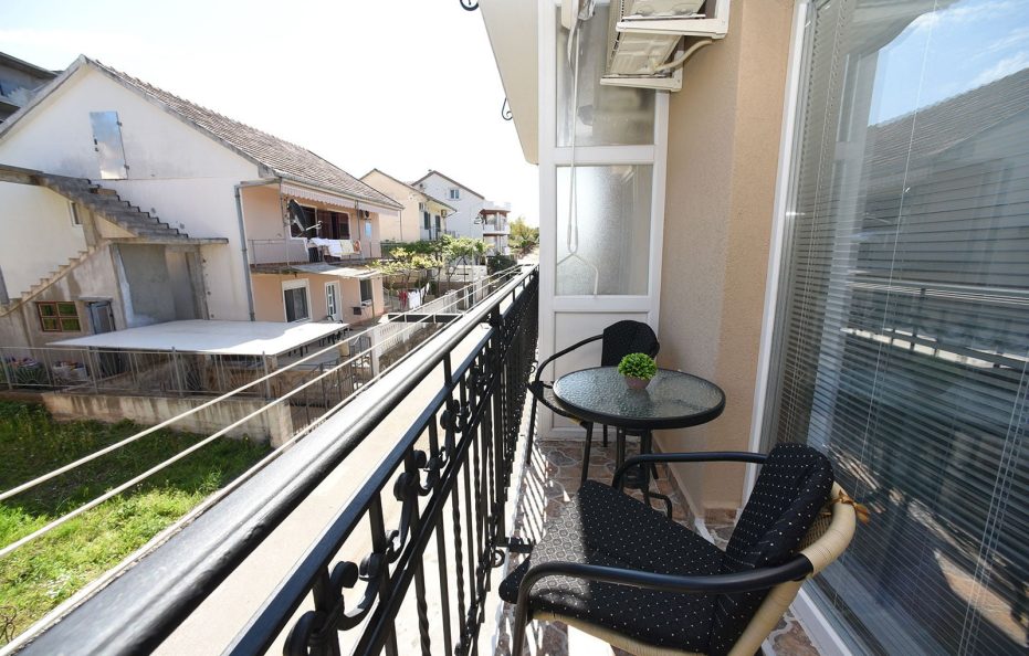 Studio Apartment with 3 Beds – No.10