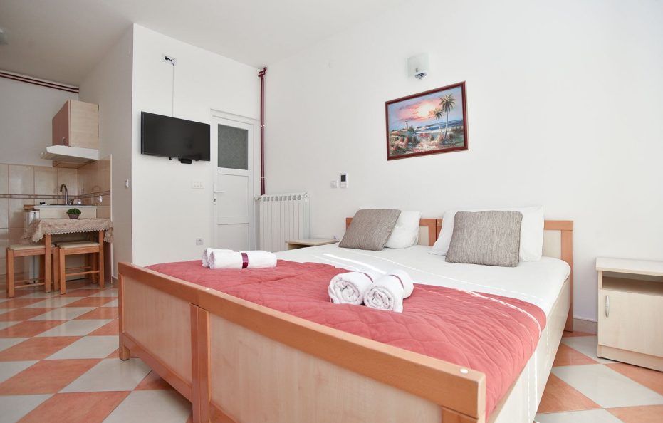 Studio Apartment with 4 Beds – No.6