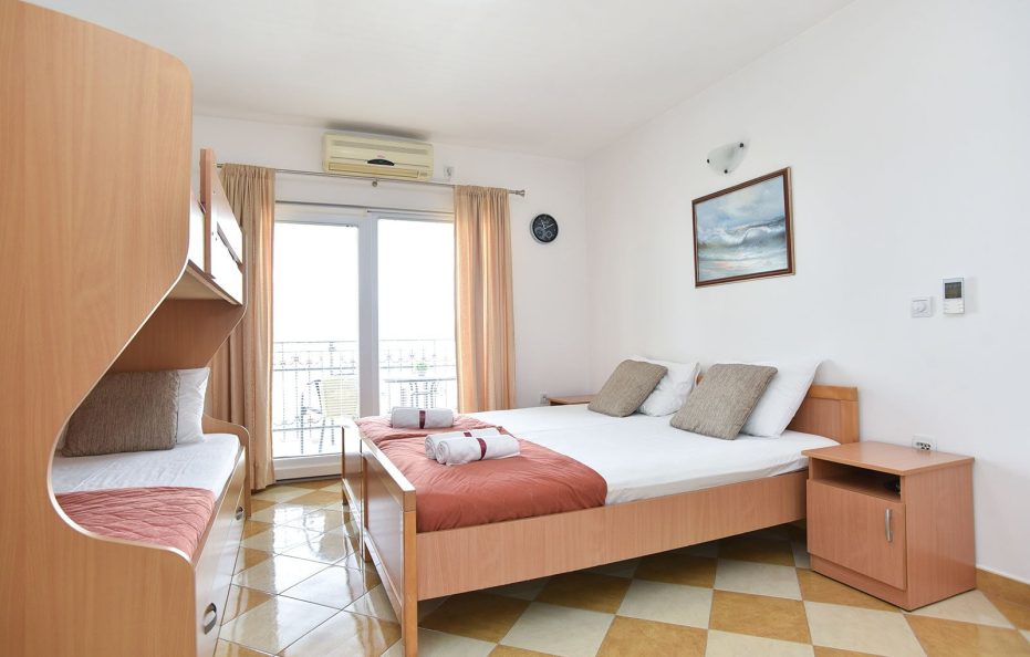 Studio Apartment with 4 Beds – No.9
