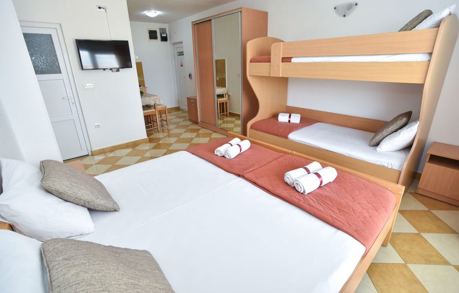 Studio Apartment with 4 Beds – No.9