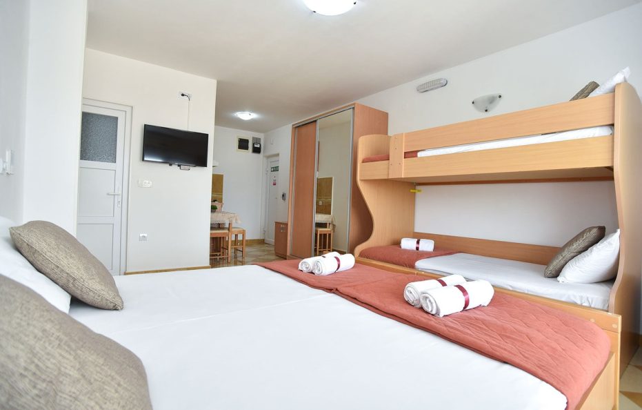 Studio Apartment with 4 Beds – No.9